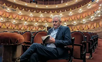 Se crió en los pasillos del Teatro Colón y hoy cuenta las historias que "nunca se ven" | Teatro colón