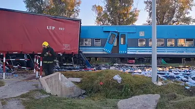 El Tren San Martín chocó contra un camión en Pilar y el servicio quedó interrumpido El Tren San Martín chocó contra un camión en Pilar y el servicio quedó interrumpido