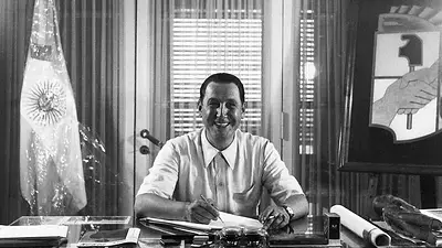 Juan Domingo Perón, político: "La economía nunca es libre: o la controla el Estado en beneficio del pueblo o..." Juan Domingo Perón, político: "La economía nunca es libre: o la controla el Estado en beneficio del pueblo o..."