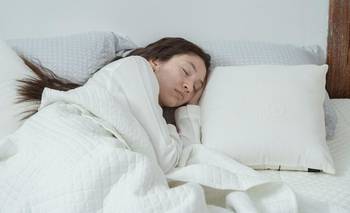 Dormir temprano podría ayudarte a vivir más años | Salud