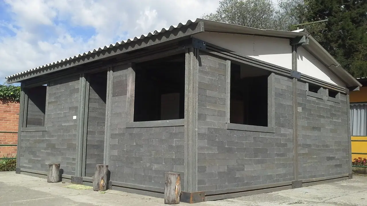 casa de ladrillos de plástico reciclado.