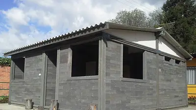 casa de ladrillos de plástico reciclado. casa de ladrillos de plástico reciclado.