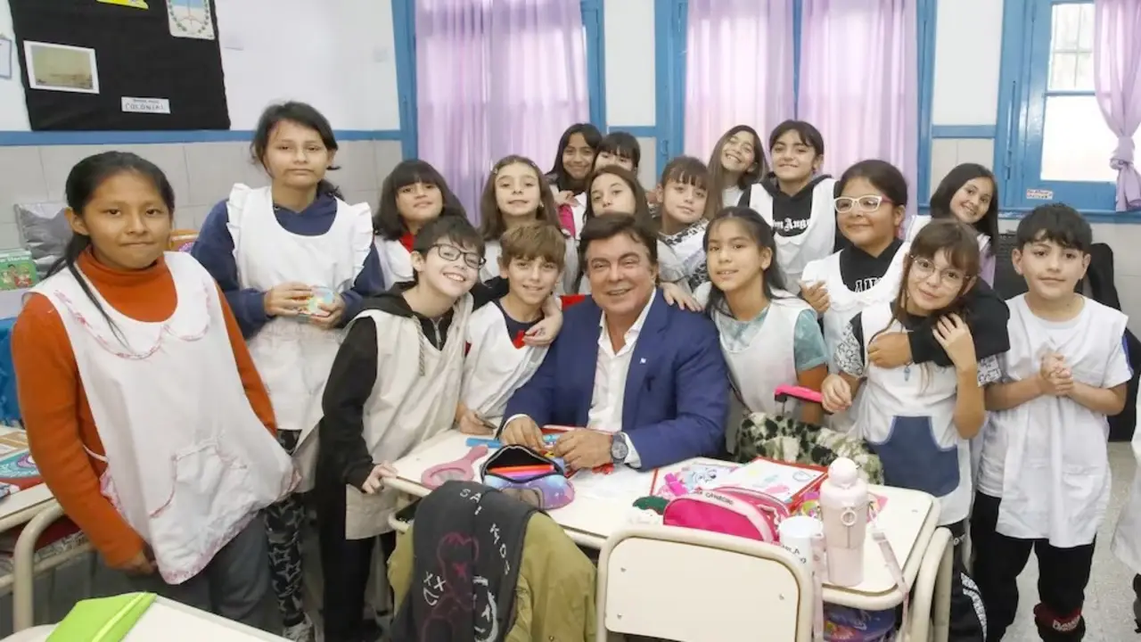A contramano de Milei, Espinoza apuesta por la educación pública: entregó más de 1 millón de libros y kits escolares