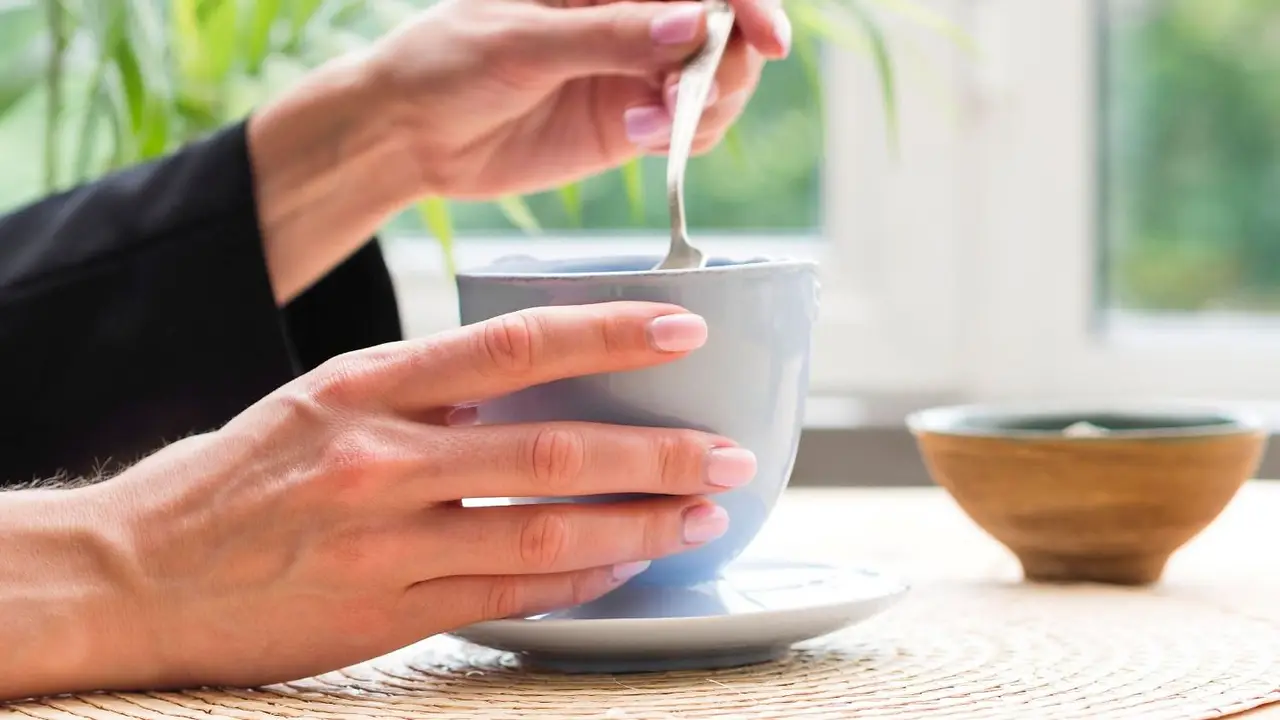 mujer tomando té.