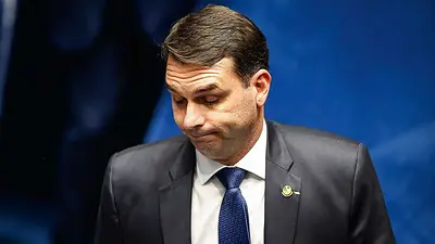 Flávio Bolsonaro se desplomó en las encuestas y perdería contra Lula en primera vuelta Flávio Bolsonaro se desplomó en las encuestas y perdería contra Lula en primera vuelta