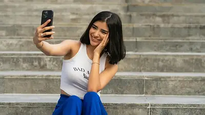 Persona sacándose una selfie. Persona sacándose una selfie.