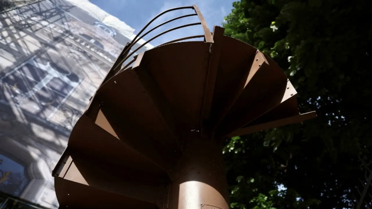 Una sección de la escalera de la Torre Eiffel se vendió por más de 450.000 euros en una subasta