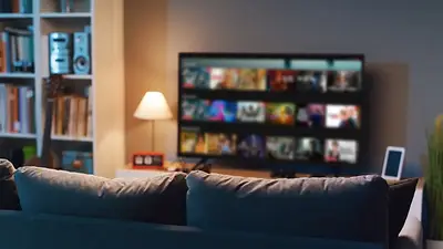 Televisor encendido en el living con propuestas de streaming Televisor encendido en el living con propuestas de streaming