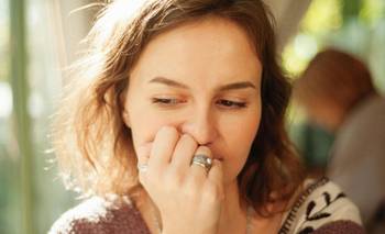 Morderse las uñas podría ser más que un simple hábito: qué relación tiene con la ansiedad  | Salud