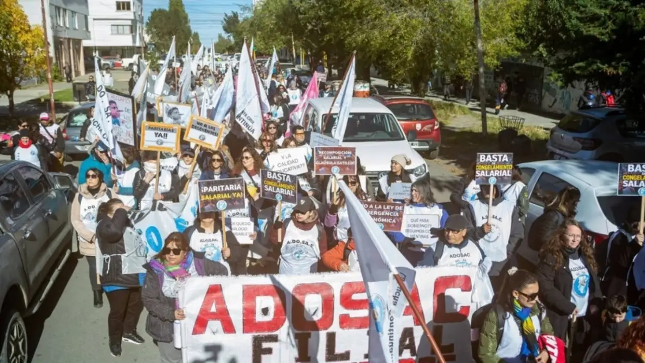 Docentes de Santa Cruz cierran su cuarta jornada de paro y se preparan para una reunión clave
