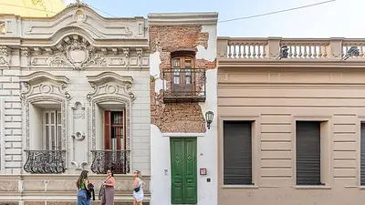 Cómo es Casa Mínima, la casa más angosta de Buenos Aires: historia y opciones de visitas Cómo es Casa Mínima, la casa más angosta de Buenos Aires: historia y opciones de visitas