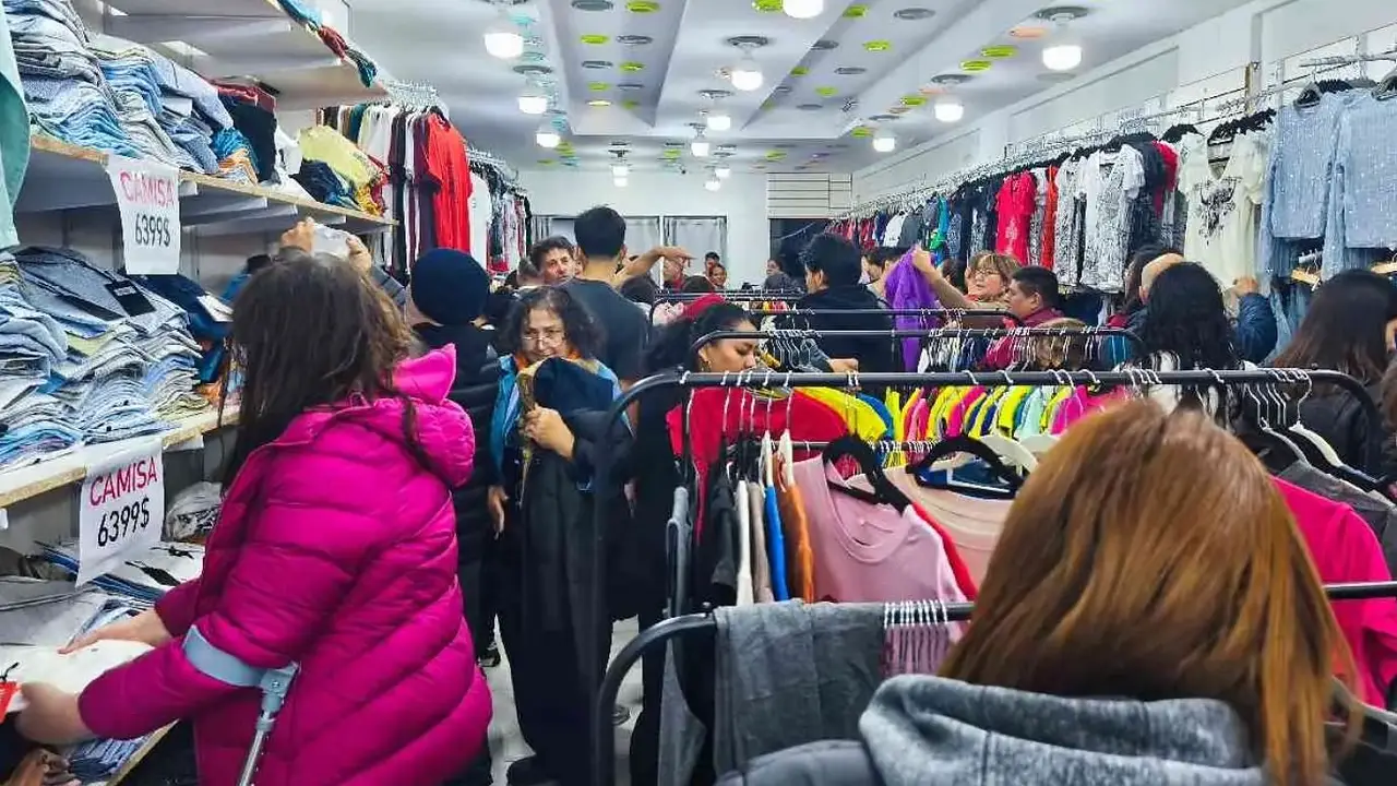 Camperas desde 12 mil pesos y jeans a 10 mil: el nuevo outlet de Buenos Aires con ropa importada barata