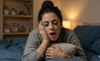 El peligro de irse a dormir maquillada: "Una infección" | Belleza