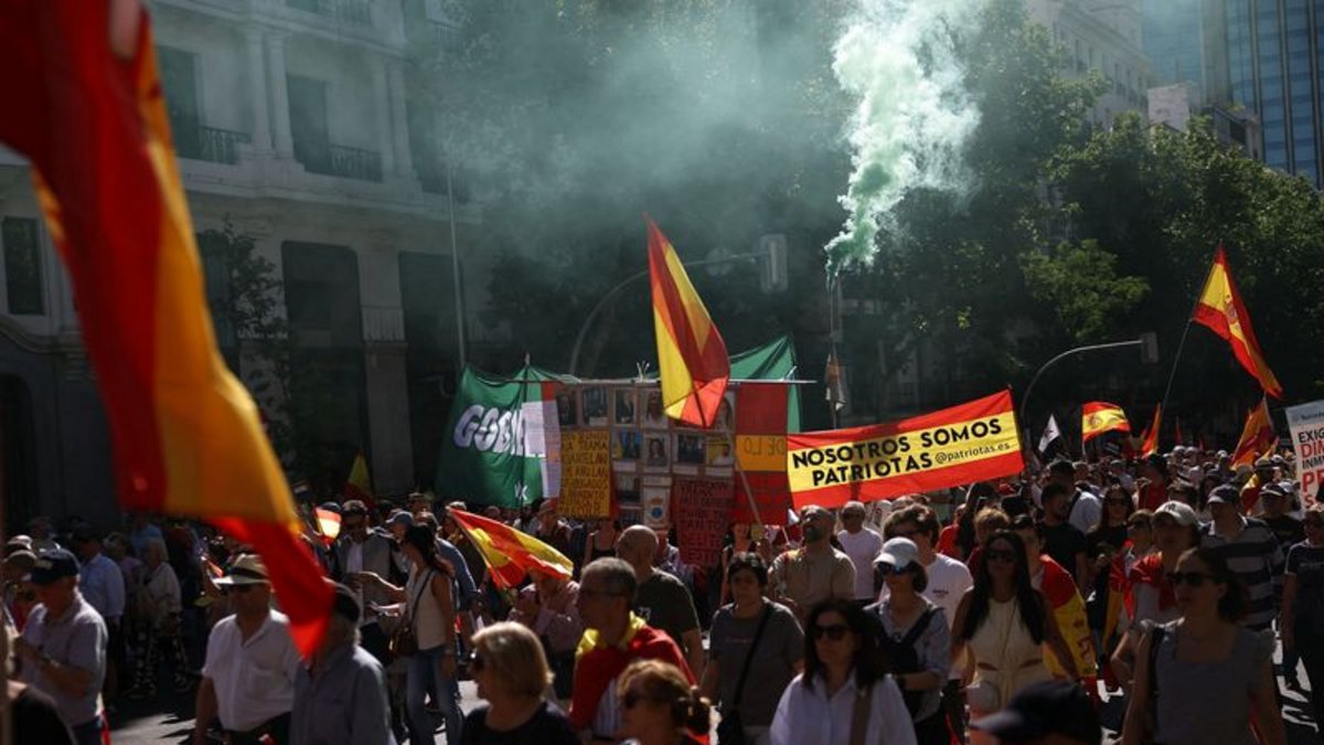 Decenas de miles de personas marchan en Madrid para exigir la renuncia ...