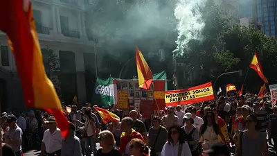 Decenas de miles de personas marchan en Madrid para exigir la renuncia del presidente del Gobierno Decenas de miles de personas marchan en Madrid para exigir la renuncia del presidente del Gobierno
