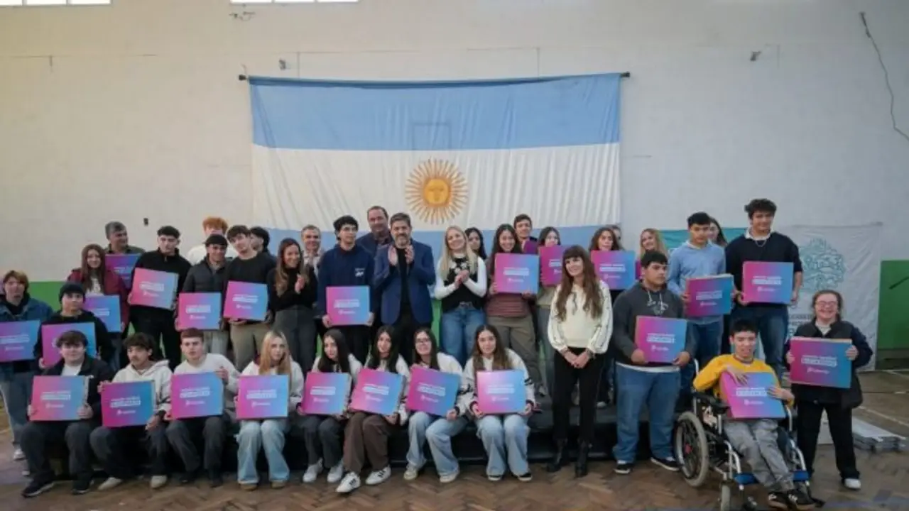 Más inclusión digital: PBA entregó nuevas computadoras a estudiantes rurales y de educación especial