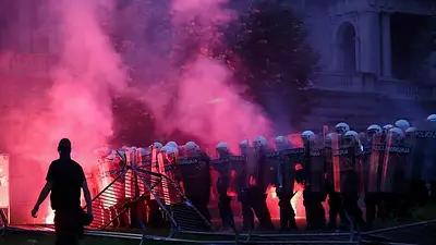 La policía y manifestantes se enfrentan en Serbia mientras multitud exige dimisión del presidente La policía y manifestantes se enfrentan en Serbia mientras multitud exige dimisión del presidente