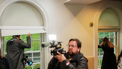 Detienen a sospechoso tras disparar contra agentes cerca de la Casa Blanca, dice funcionario Detienen a sospechoso tras disparar contra agentes cerca de la Casa Blanca, dice funcionario