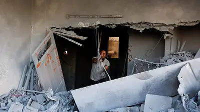 Ataque israelí mata a unos padres y a su bebé en Gaza, dicen servicios médicos Ataque israelí mata a unos padres y a su bebé en Gaza, dicen servicios médicos