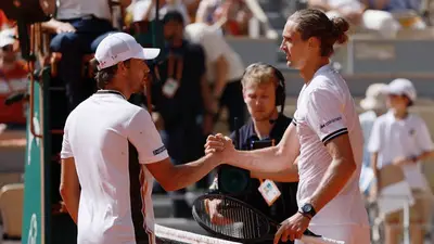 Zverev avanza sin problemas bajo un sol abrasador en el Abierto de Francia Zverev avanza sin problemas bajo un sol abrasador en el Abierto de Francia