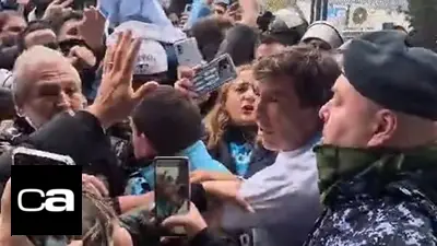 Hinchas de Racing entraron al Cilindro por la fuerza y Costas desmintió a Milito Hinchas de Racing entraron al Cilindro por la fuerza y Costas desmintió a Milito