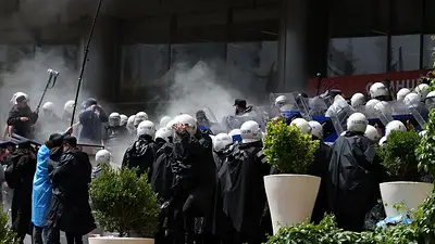 La policía turca desaloja a la oposición de su sede mientras se agrava crisis política La policía turca desaloja a la oposición de su sede mientras se agrava crisis política