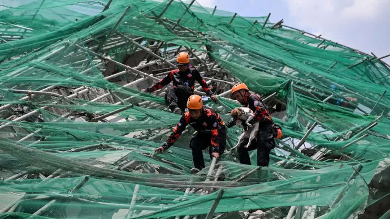 Rescatistas luchan contra reloj tras el mortal derrumbe de un edificio en Filipinas