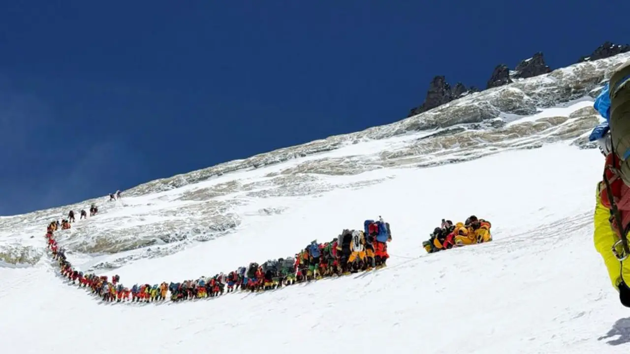 Laureado escalador dice que operadores del Everest deben seleccionar mejor a los montañistas
