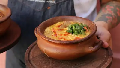 Locro en la peña La Morena. Locro en la peña La Morena.
