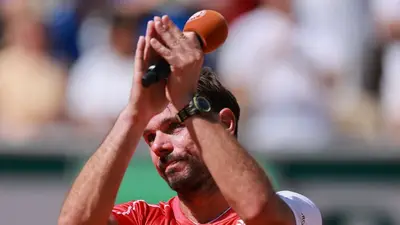 Emocionado Wawrinka se despide de su último Abierto de Francia con derrota ante De Jong Emocionado Wawrinka se despide de su último Abierto de Francia con derrota ante De Jong