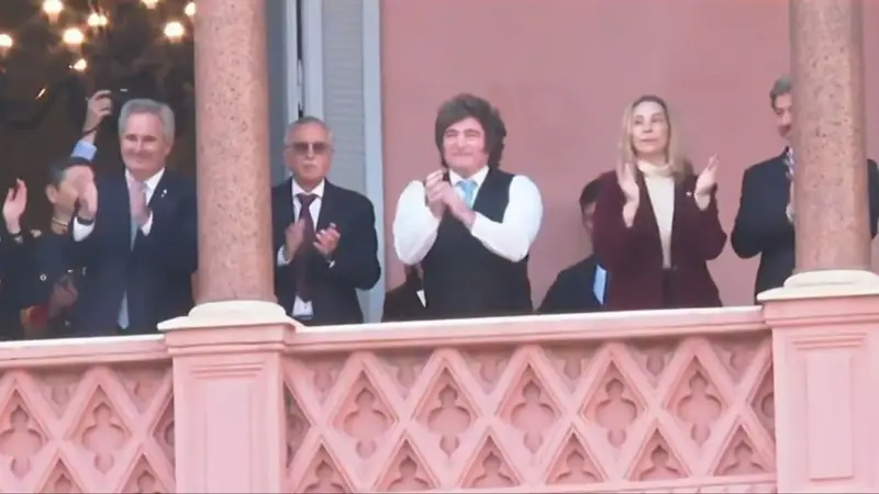 Javier Milei en el balcón de la Rosada Javier Milei en el balcón de la Rosada