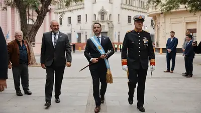 "Yo recibo órdenes": la Policía de Valdés rompió los carteles de docentes que exigían mejores salarios "Yo recibo órdenes": la Policía de Valdés rompió los carteles de docentes que exigían mejores salarios