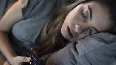 Dormir con la tele encendida no es inofensivo, según la psicología Dormir con la tele encendida no es inofensivo, según la psicología