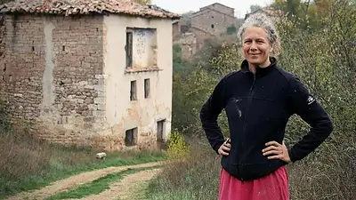 Era un pueblo abandonado hace 50 años, pero lo compró una pareja: hoy buscan gente que lo habite en España Era un pueblo abandonado hace 50 años, pero lo compró una pareja: hoy buscan gente que lo habite en España