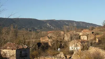 Compraron un pueblo abandonado hace 50 años y lo convirtieron en una "ecoaldea" Compraron un pueblo abandonado hace 50 años y lo convirtieron en una "ecoaldea"