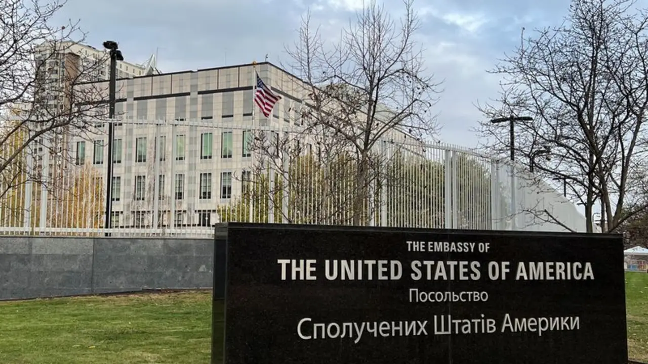 Estados Unidos afirma que su embajada en Kiev sigue abierta