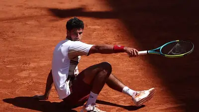 Vallejo, de Paraguay, es sancionado por comentarios sexistas contra una árbitra en Roland Garros Vallejo, de Paraguay, es sancionado por comentarios sexistas contra una árbitra en Roland Garros