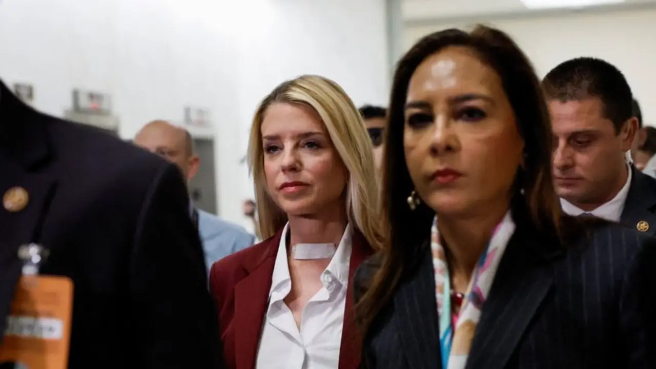 Demócratas dicen que Bondi se negó a responder preguntas sobre Trump en investigación sobre Epstein