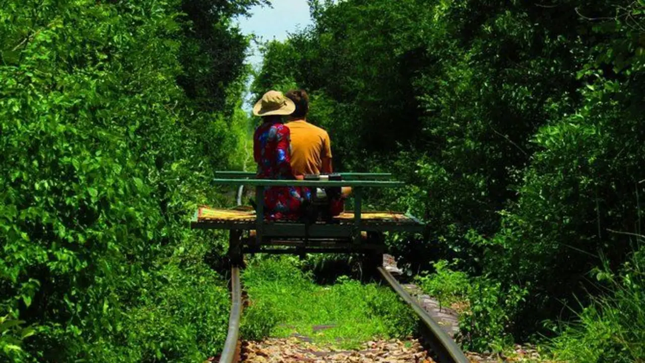 Así es el único tren de bambú del mundo: viajes a mercados locales, templos y cuevas