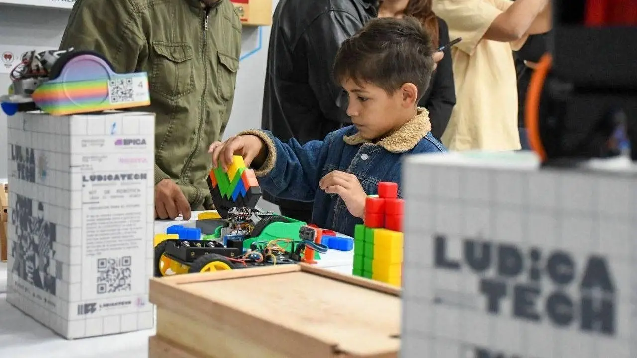 Del aula al campo: jóvenes formoseños se capacitan en telecomunicaciones con tecnología de última generación