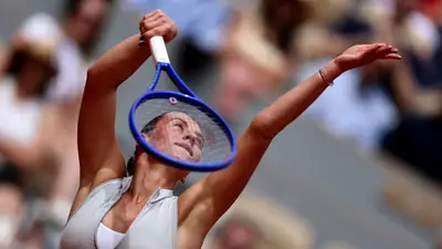 Kostyuk agrava el caos en Roland Garros al arrollar a Swiatek; Zverev avanza sin problemas Kostyuk agrava el caos en Roland Garros al arrollar a Swiatek; Zverev avanza sin problemas