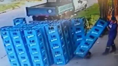 Videos insólitos: el repartidor de cervezas que rompe todo Videos insólitos: el repartidor de cervezas que rompe todo