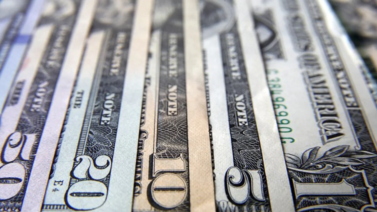 El dólar blue baja dos centavos y cotiza a $13,06