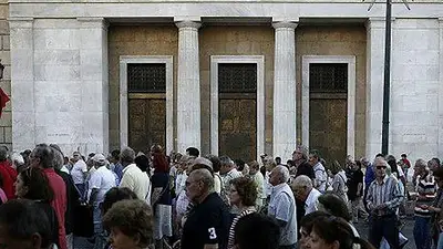 Mientras los griegos esperan el referéndum, Atenas inició un corralito que no incluye a los jubilados Mientras los griegos esperan el referéndum, Atenas inició un corralito que no incluye a los jubilados