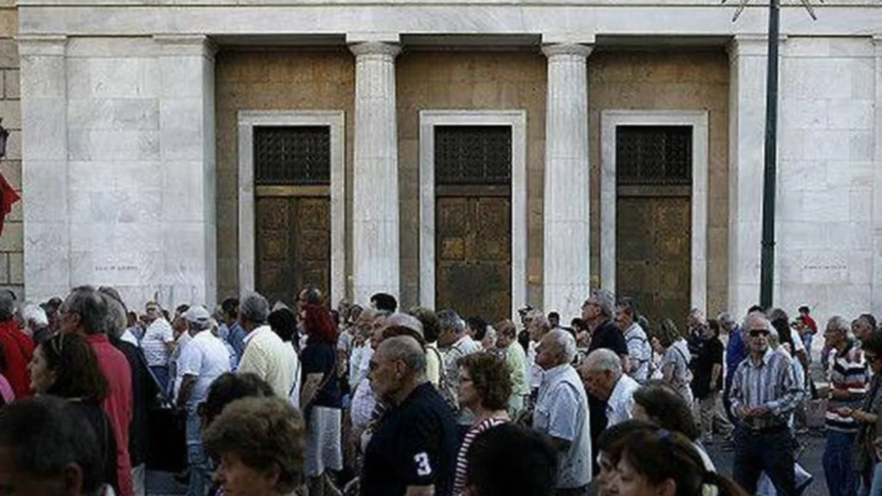 Mientras los griegos esperan el referéndum, Atenas inició un corralito que no incluye a los jubilados