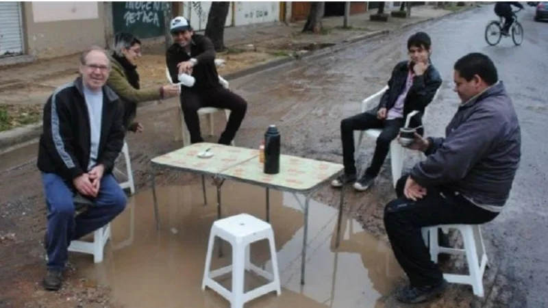 Polémica en el Bache: la entretenida protesta de vecinos contra intendente PRO