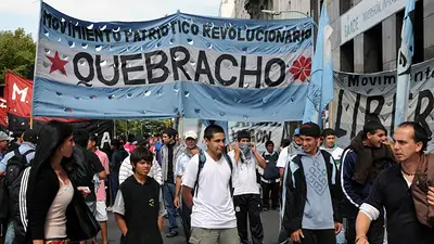 A lo Chano: el líder de Quebracho chocó contra autos estacionados A lo Chano: el líder de Quebracho chocó contra autos estacionados