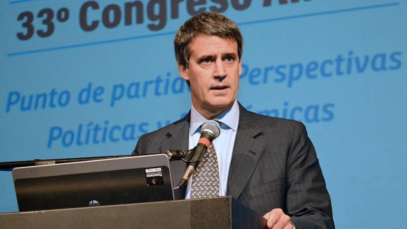 Insólito: en España, Prat Gay también defendió los despidos masivos