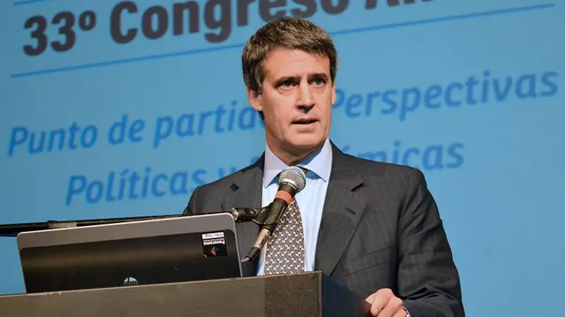 Insólito: en España, Prat Gay también defendió los despidos masivos