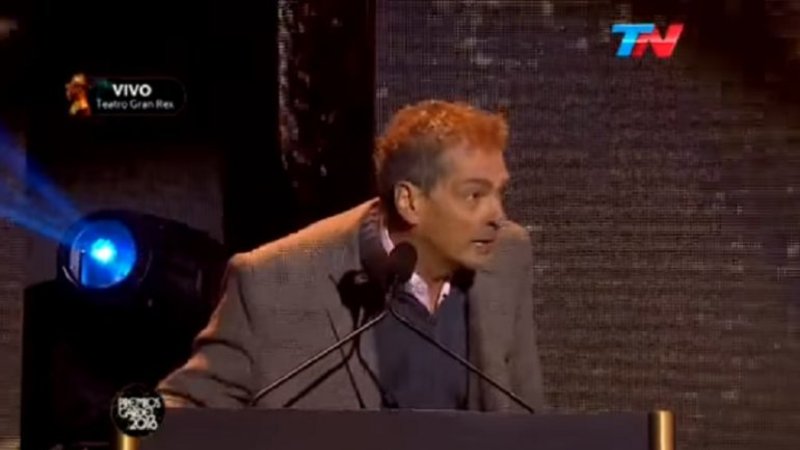 Tenso momento en los Premios Gardel: un hombre irrumpió para realizar un reclamo